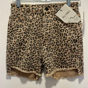 DL1961 Cheetah Print Denim Shorts Size 27 NWT