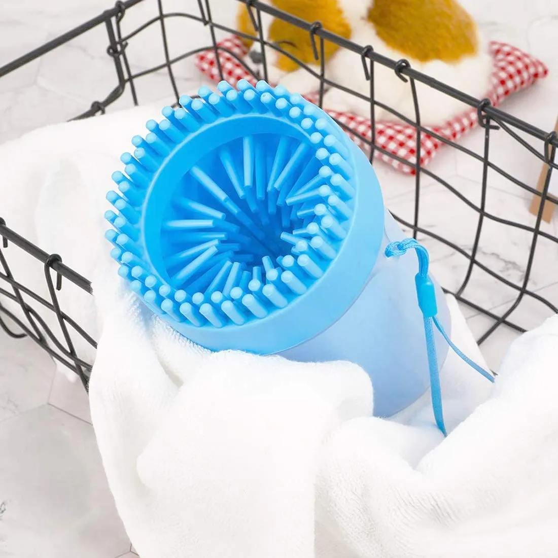 Newthinking Dog Paw Cleaner, Portable Paw Cleaner for Dogs with Silicone Grooming Brush, Quickly Washing Muddy Paws for Dogs and Cats (Medium)
