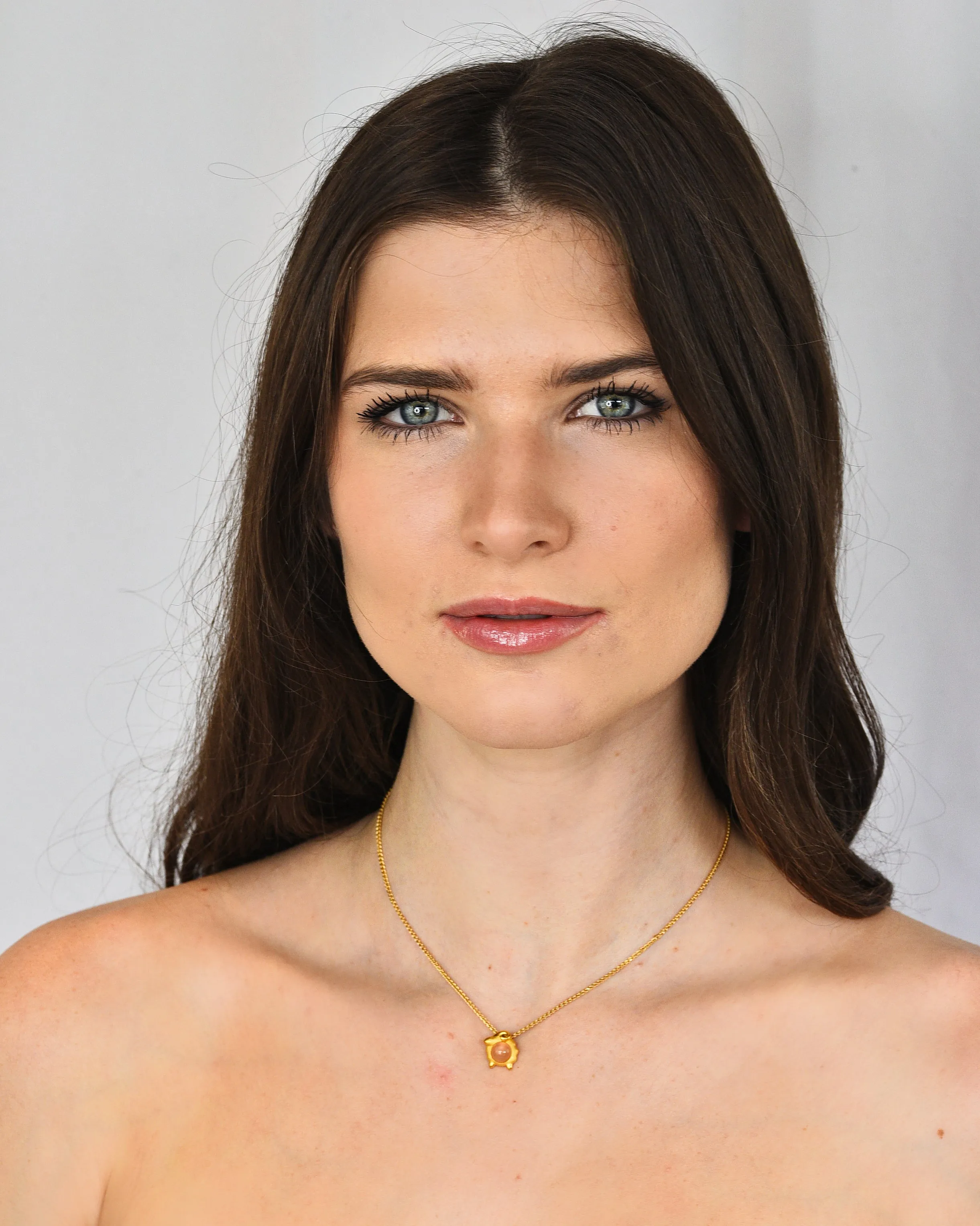 Vintage Peach Moonstone 22 Karat Gold Aries Zodiac Pendant Necklace