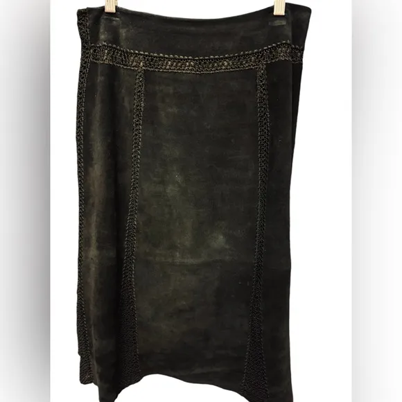 Womens skirt suede with crochet detail size 4 but fits like size 8 midi black